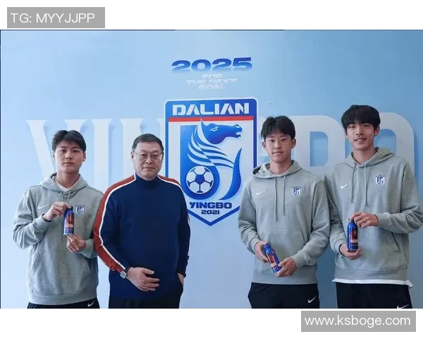 外国足球明星与国足球员合影留念 展现国际友谊与足球文化交流