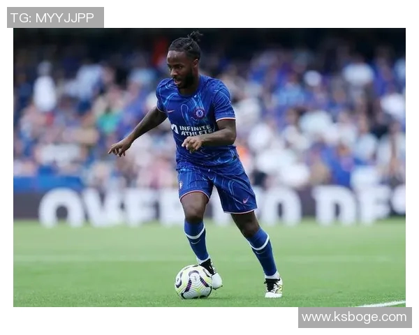 足球球星下蹲瞬间展现力量与技巧 盘点那些令人难忘的精彩时刻